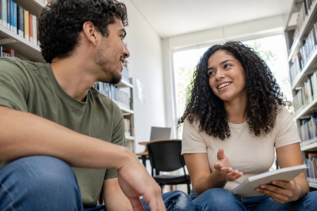 Pessoas sentadas em roda, com folhas de anotação espalhadas pelo tampo da mesa