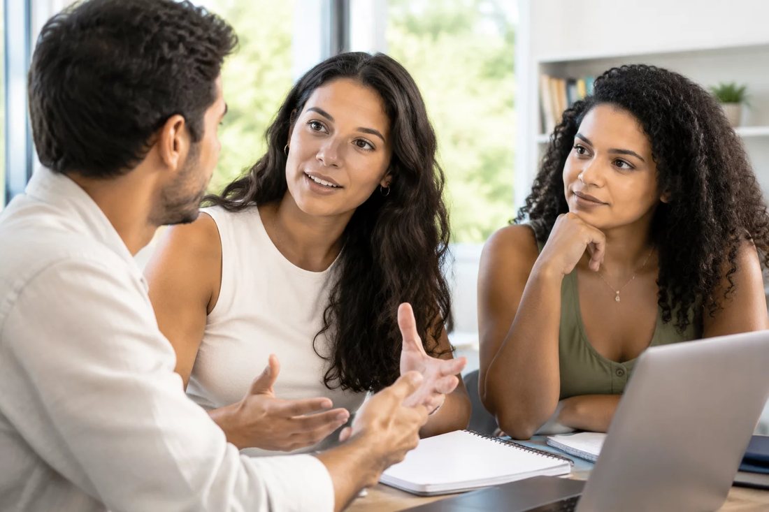 Participante falando em pé enquanto o restante da turma acompanha sentado